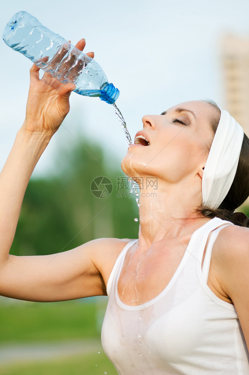 户外运动中的妇女饮用水女性矿物女孩火车保健成人卫生口渴天空跑步图片