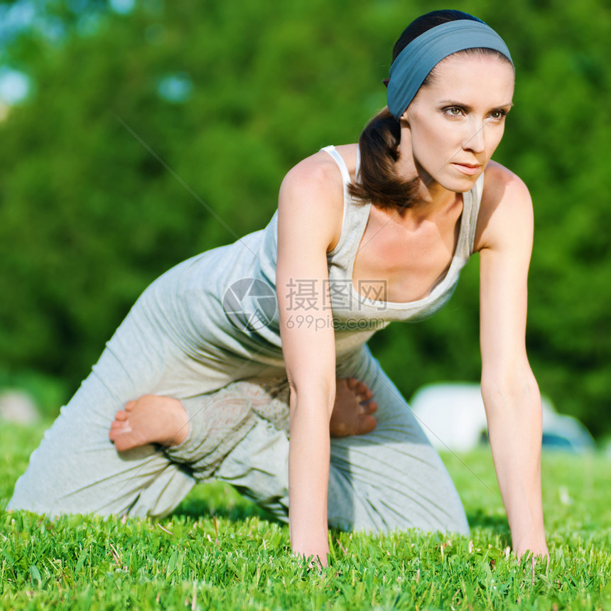 做伸展运动的漂亮女人姿势公园瑜伽肌肉慢跑者叶子跑步女士行动环境图片