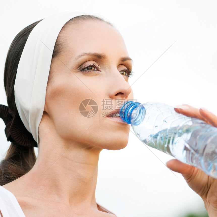 户外运动中的妇女饮用水口渴运动福利卫生瓶子有氧运动火车矿物女性蓝色图片