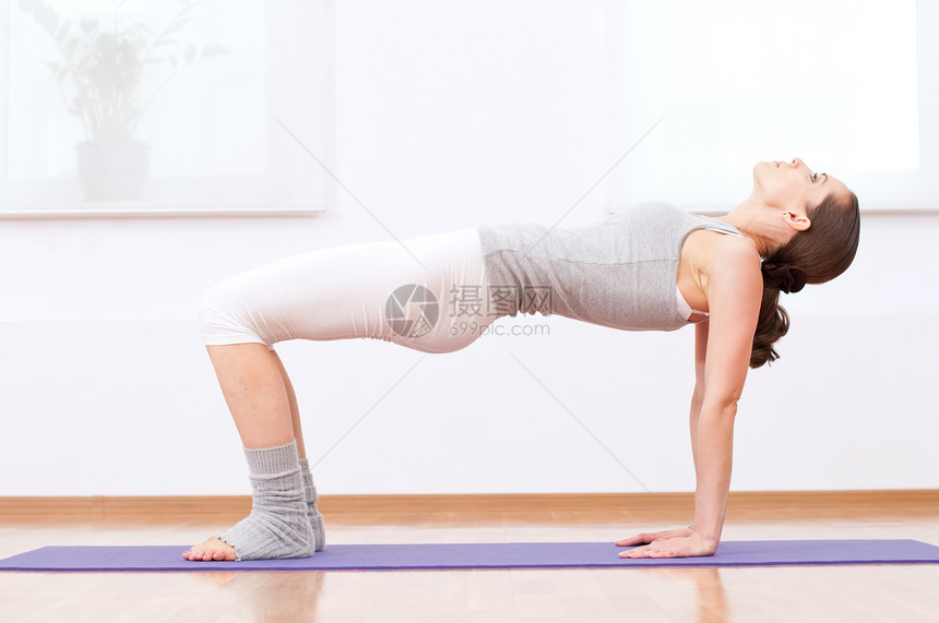 在体育馆做伸展瑜伽锻炼的妇女调解俱乐部体操女士姿势健身房闲暇运动娱乐活力图片