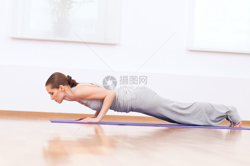 在体育馆做伸展瑜伽锻炼的妇女活力健身房姿势有氧运动女士女性力量闲暇娱乐运动图片
