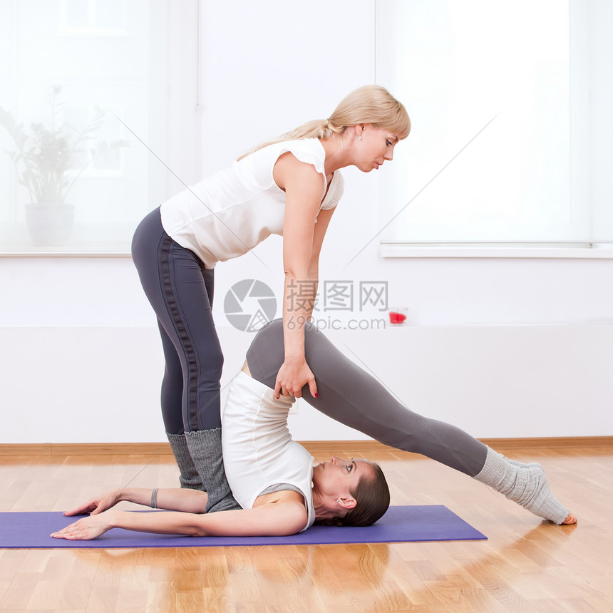 在健身房做瑜伽锻炼的妇女女性力量中心运动装活力体操女士姿势火车调解图片