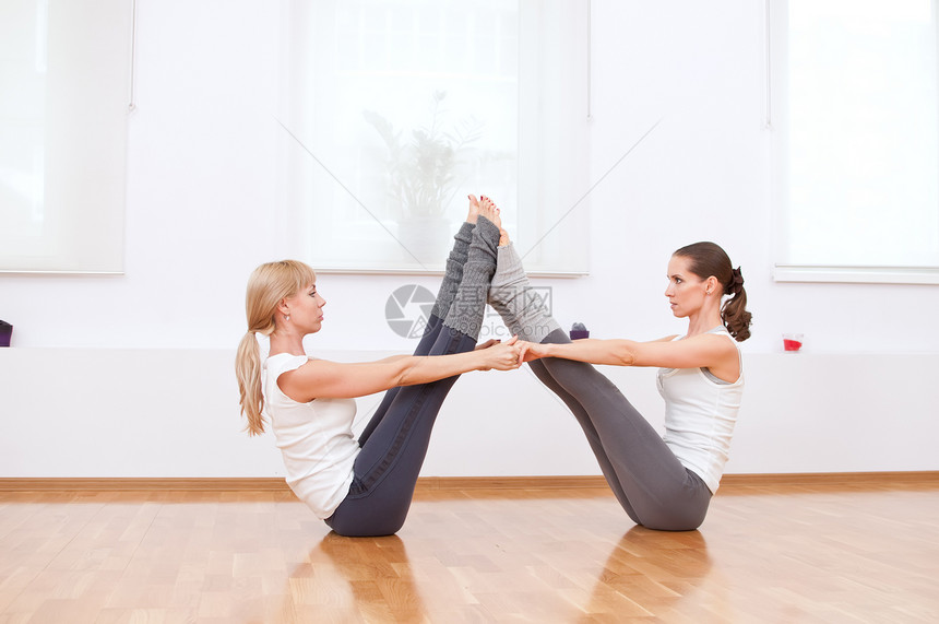 在健身房做瑜伽锻炼的妇女运动装活力团体有氧运动教练朋友姿势专注火车调解图片