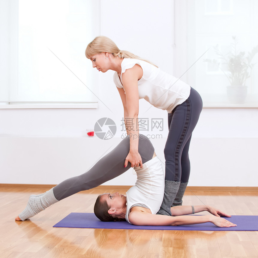 在健身房做瑜伽锻炼的妇女闲暇活力讲师有氧运动俱乐部调解培训师中心娱乐姿势图片