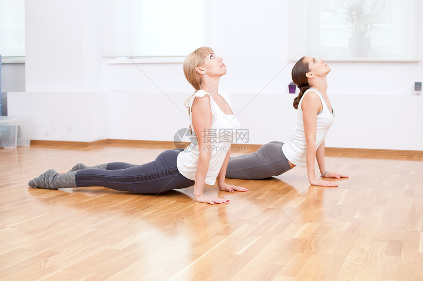 在健身房做瑜伽锻炼的妇女朋友火车娱乐专注运动调解女性姿势中心有氧运动图片