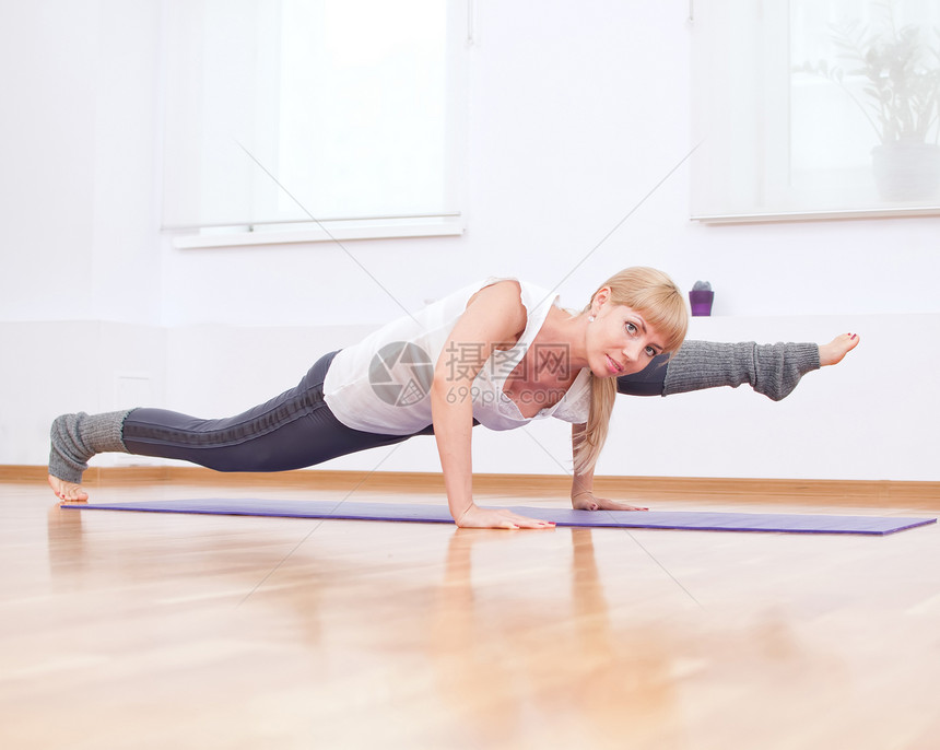 在体育馆做伸展瑜伽锻炼的妇女女士中心专注运动装身体女性姿势健身房俱乐部体操图片