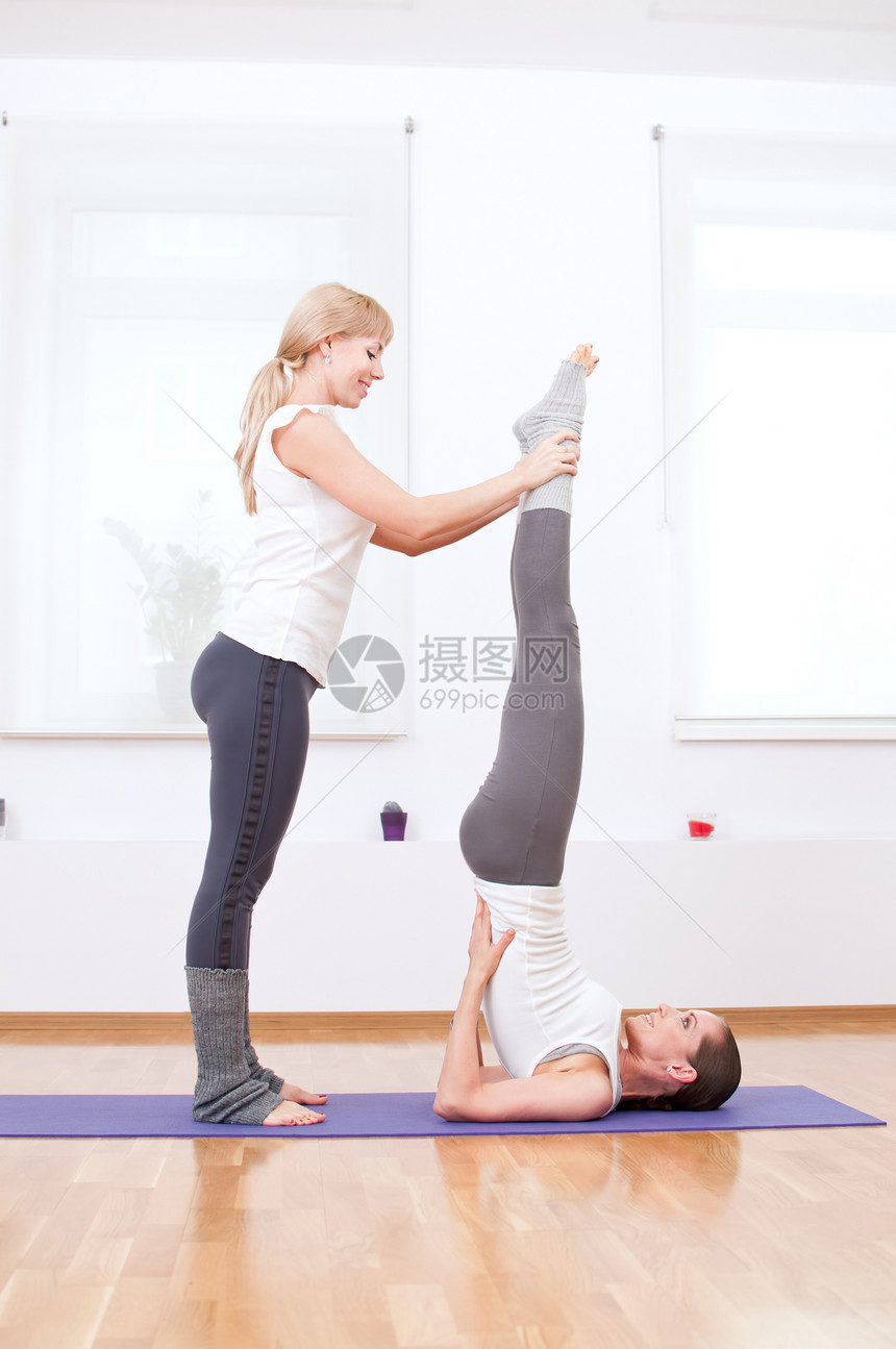 在健身房做瑜伽锻炼的妇女运动女性姿势娱乐身体团体讲师有氧运动朋友运动装图片