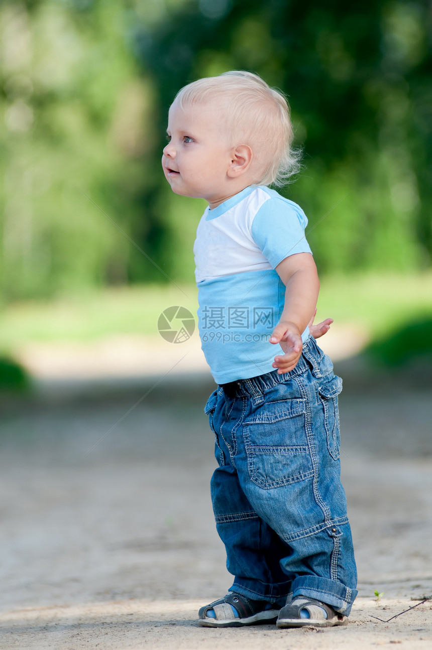 快乐的小男孩在绿色公园婴儿喜悦男性家庭行动草地森林季节幸福晴天图片