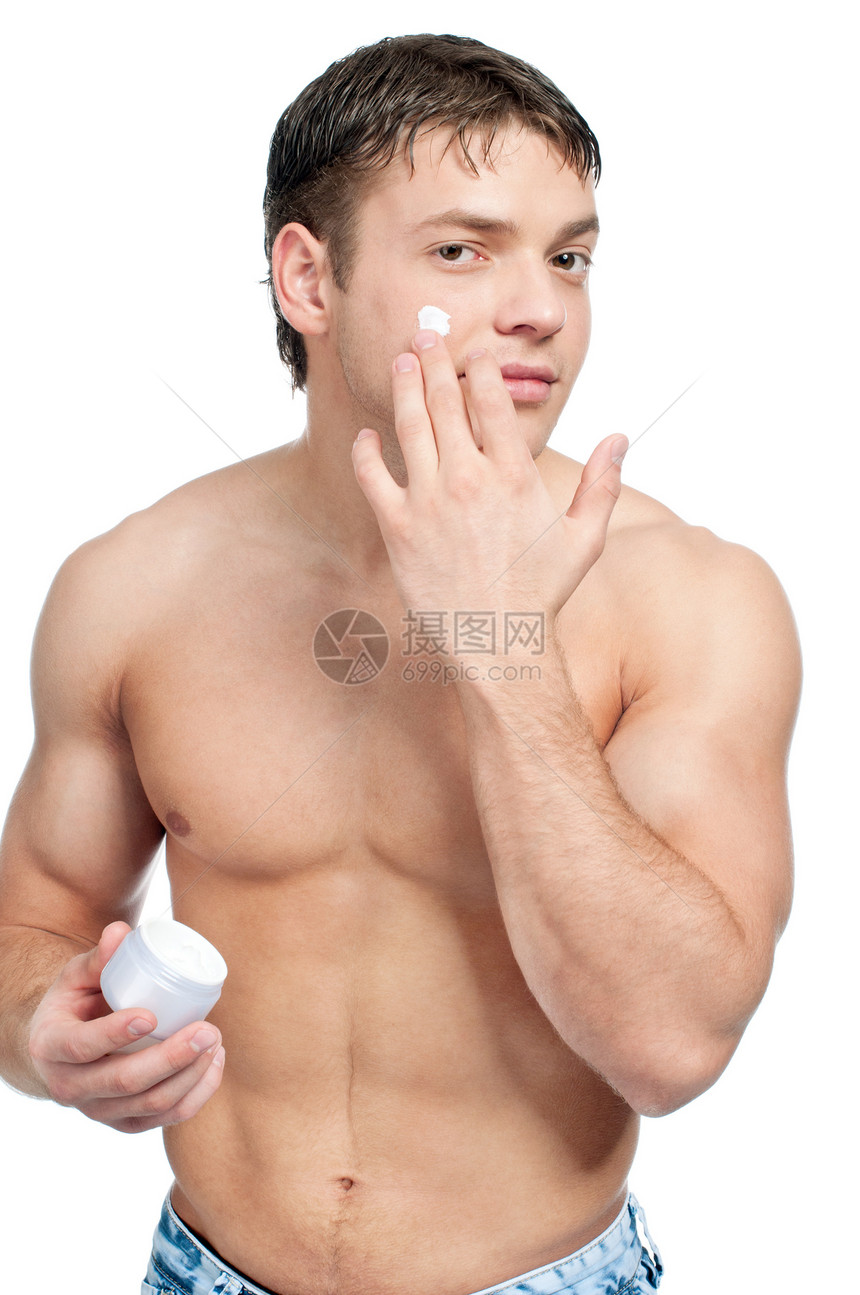 男人在脸上涂奶油膏液头发治疗男性卫生眼睛润肤浴室洗剂牙齿男生图片