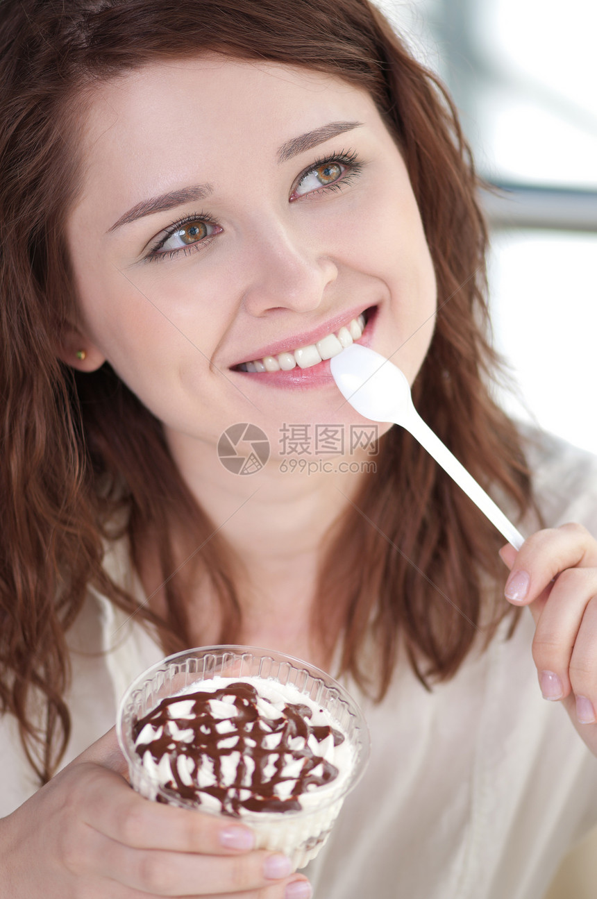 带蛋糕的年轻快乐女人食物小吃诱惑餐厅奶油幸福巧克力甜点人士商业图片