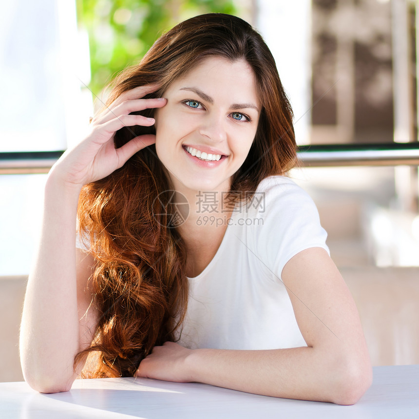 一个坐在咖啡厅里的年轻女人晚餐早餐衣服快乐桌子服务员青少年女孩女士餐厅图片
