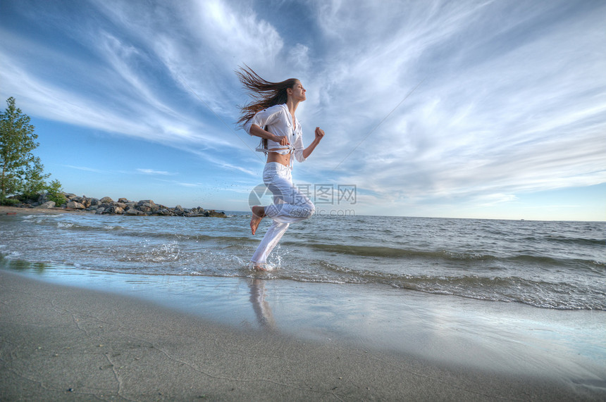 运动妇女跑在海上海岸海滩娱乐自由女性乐趣慢跑训练跑步闲暇海洋图片