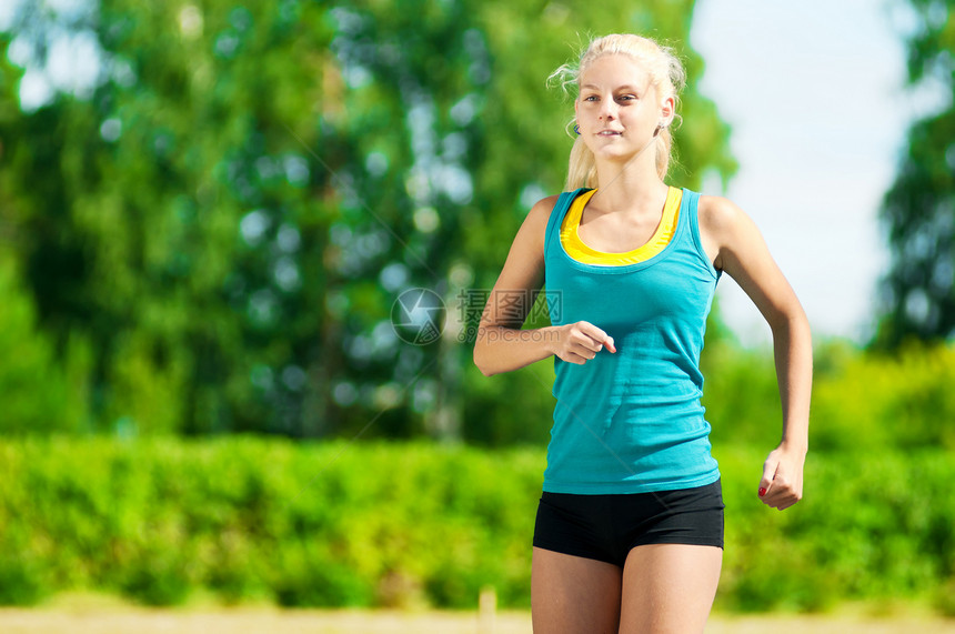 青年女子在绿色公园中奔跑训练女士头发慢跑者赛跑者青少年运动运动员精力环境图片