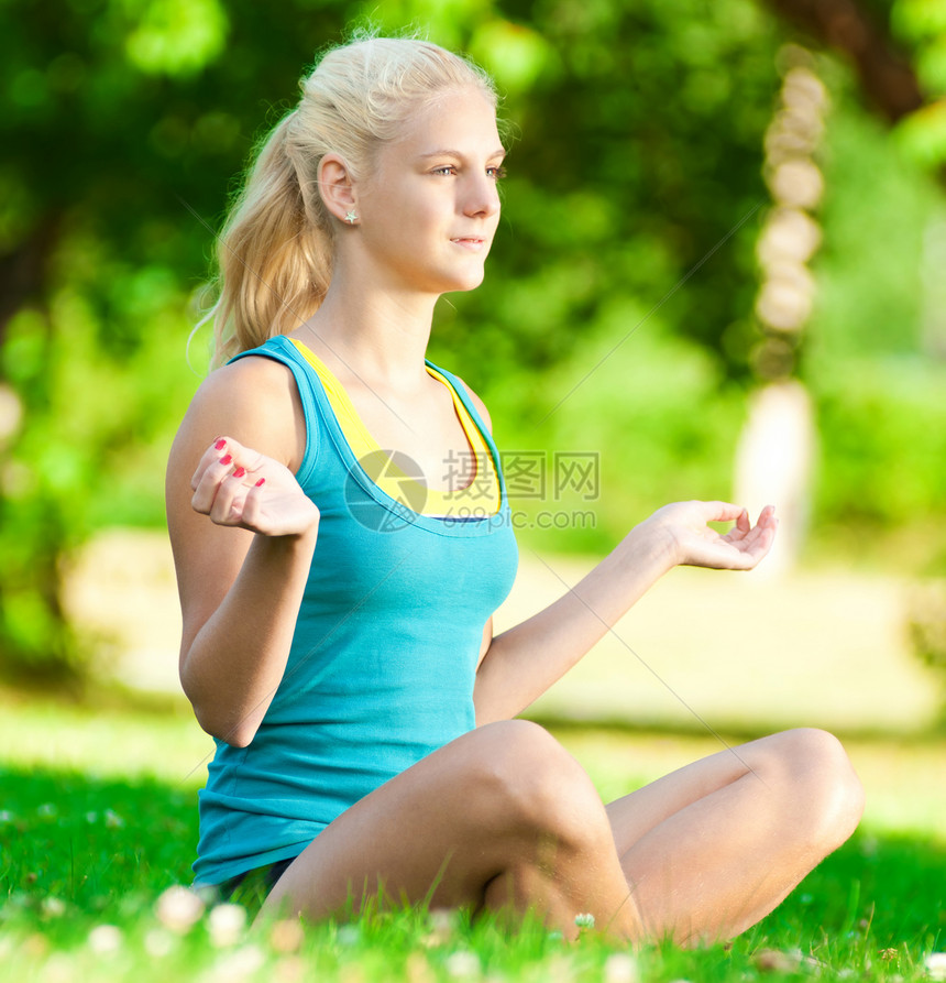 做瑜伽锻炼的年轻妇女环境街道专注快乐运动装训练自由身体季节女孩图片