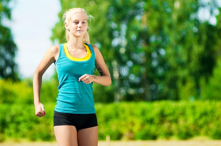 青年女子在绿色公园中奔跑运动快乐闲暇环境女孩赛跑者慢跑森林娱乐女士图片