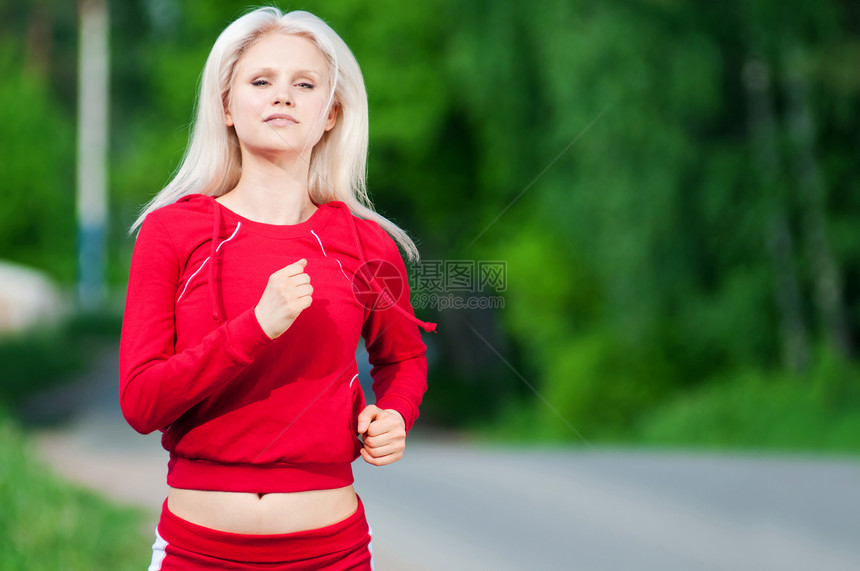 美丽的女人在公园里奔跑森林姿势女士自由身体环境活力季节闲暇运动图片