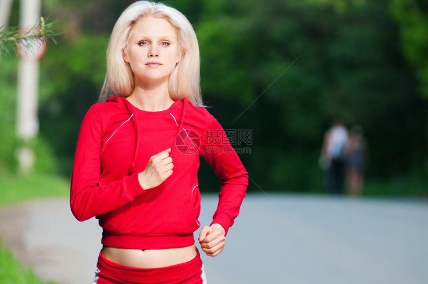 美丽的女人在公园里奔跑女士跑步慢跑者专注瑜伽娱乐闲暇活力训练快乐图片
