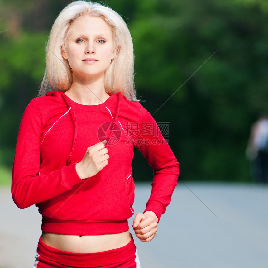 美丽的女人在公园里奔跑季节街道女士精力自由肌肉慢跑者活力慢跑跑步图片