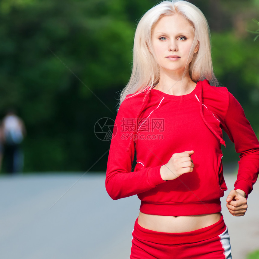 美丽的女人在公园里奔跑运动员环境运动活动青少年姿势赛跑者女士跑步青年图片
