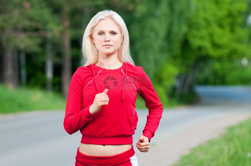 美丽的女人在公园里奔跑运动员瑜伽运动自由专注训练活动活力青年精力图片