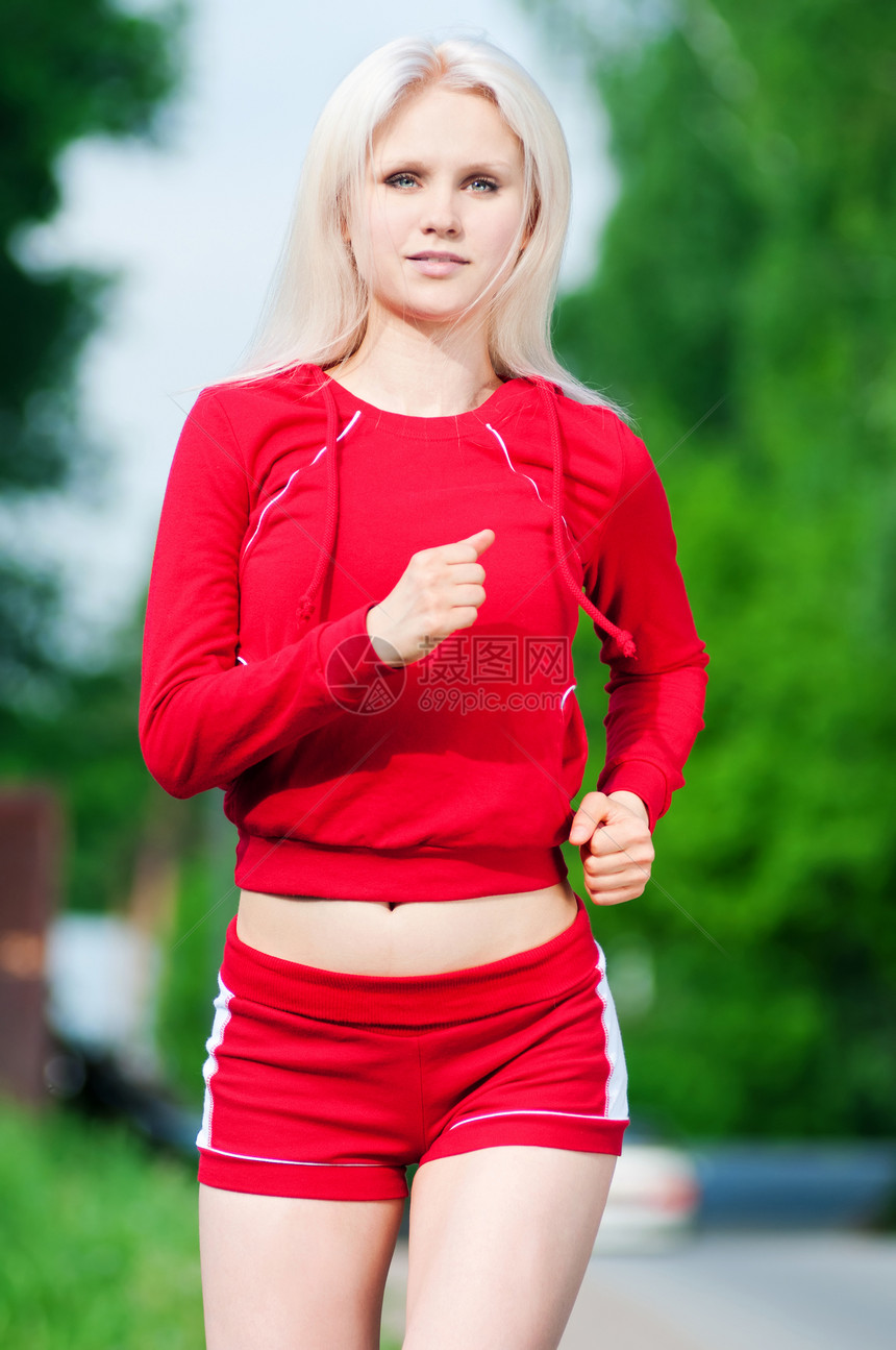 美丽的女人在公园里奔跑青少年瑜伽女孩森林头发运动员慢跑叶子跑步饮食图片