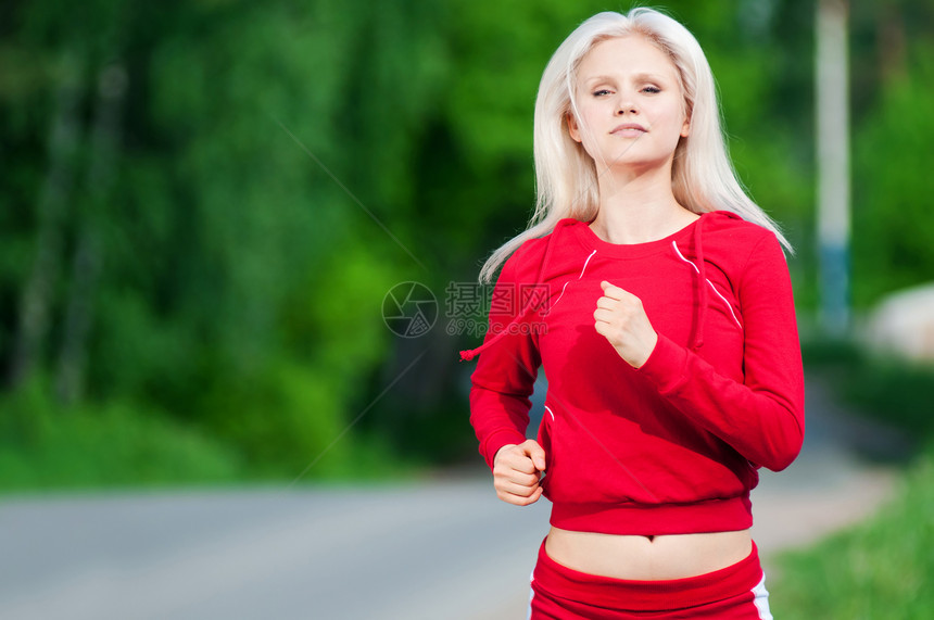 美丽的女人在公园里奔跑森林身体跑步慢跑者女性季节自由女孩饮食活动图片