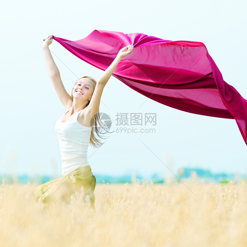 在小麦田野外野餐的快乐女人空气场地成人野餐女孩金子季节围巾女士玉米图片