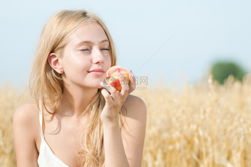 在小麦田野外野餐的快乐女人乐趣植物自由晴天农业玉米水果农村微笑闲暇图片