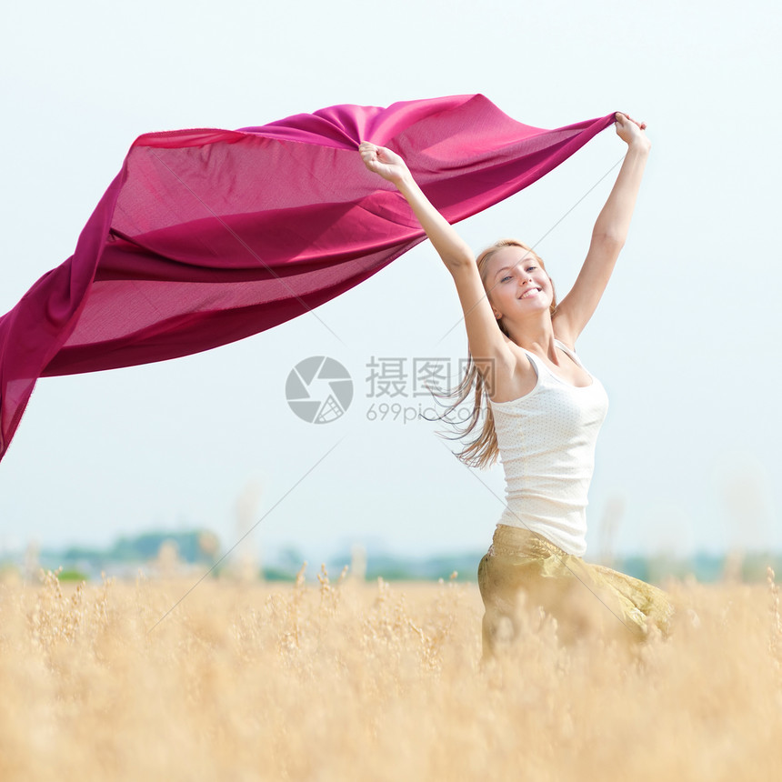 在小麦田野外野餐的快乐女人女孩季节金发女郎空气运动织物围巾天空国家微笑图片