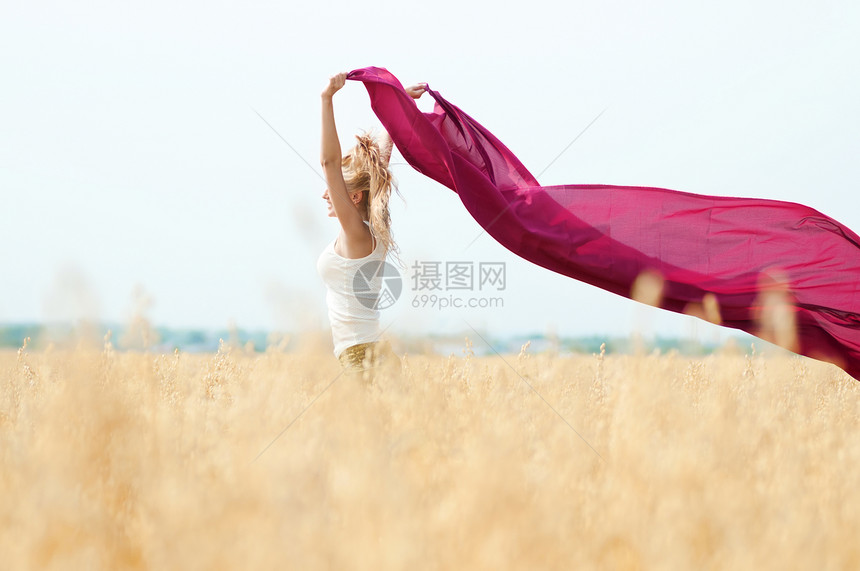 在小麦田野外野餐的快乐女人农业国家金发女郎跑步植物自由农村乐趣运动娱乐图片