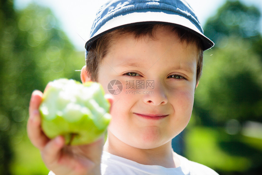 男孩吃苹果水果童年绿色孩子食物男性男生晴天图片