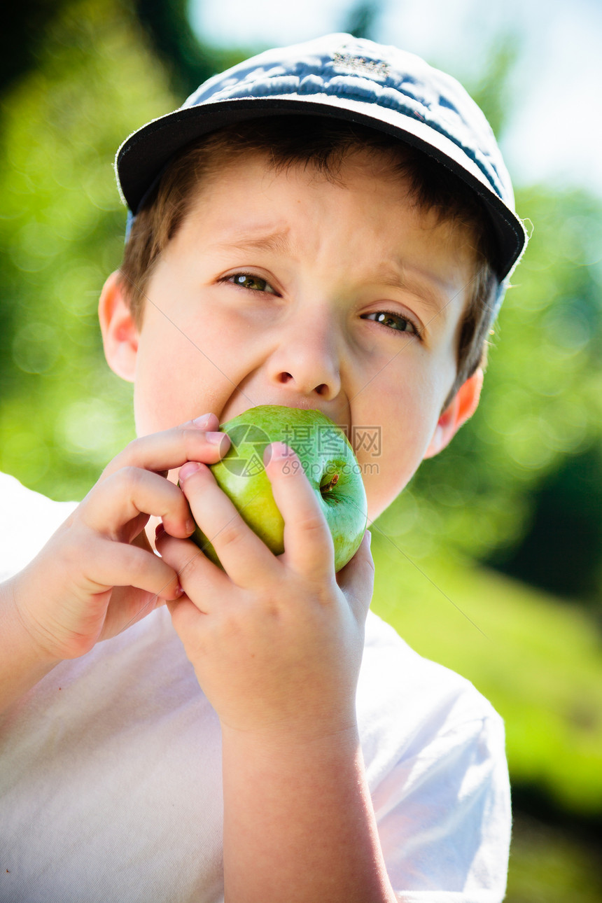 男孩吃苹果晴天男生水果食物男性童年孩子绿色图片