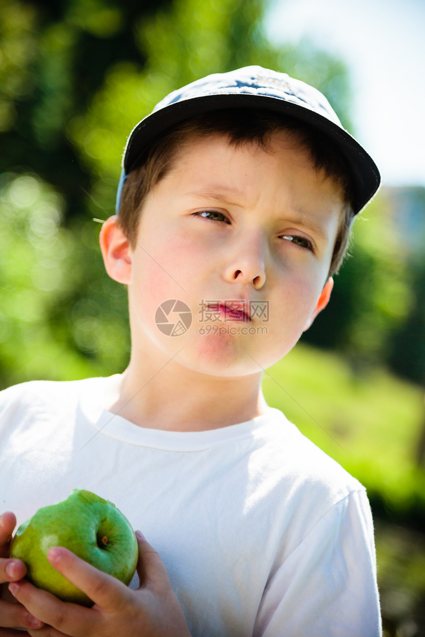 男孩吃苹果童年水果晴天男生绿色孩子食物男性图片