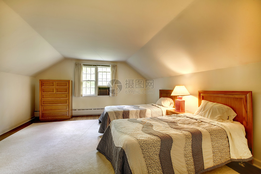 阁楼卧室 有简单的家具和保险箱天花板图片