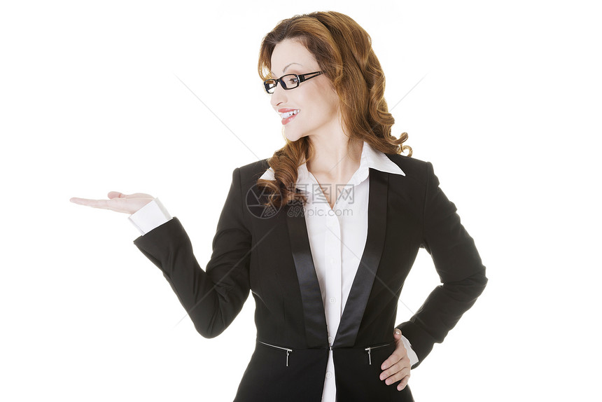 商业女商务人士在手掌上展示复制空间商务快乐手指人士喜悦成人黑发女士手臂黑色图片