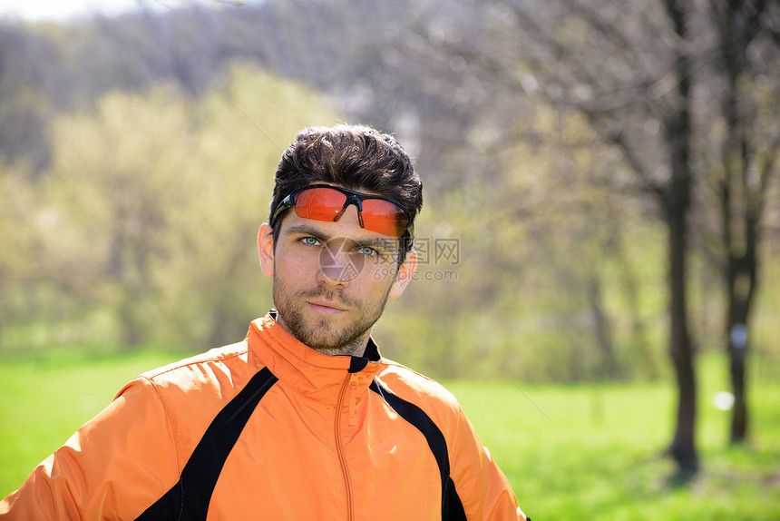 外出青年运动员的肖像男性娱乐闲暇男人眼镜橙子骑士运动白色赛跑者图片