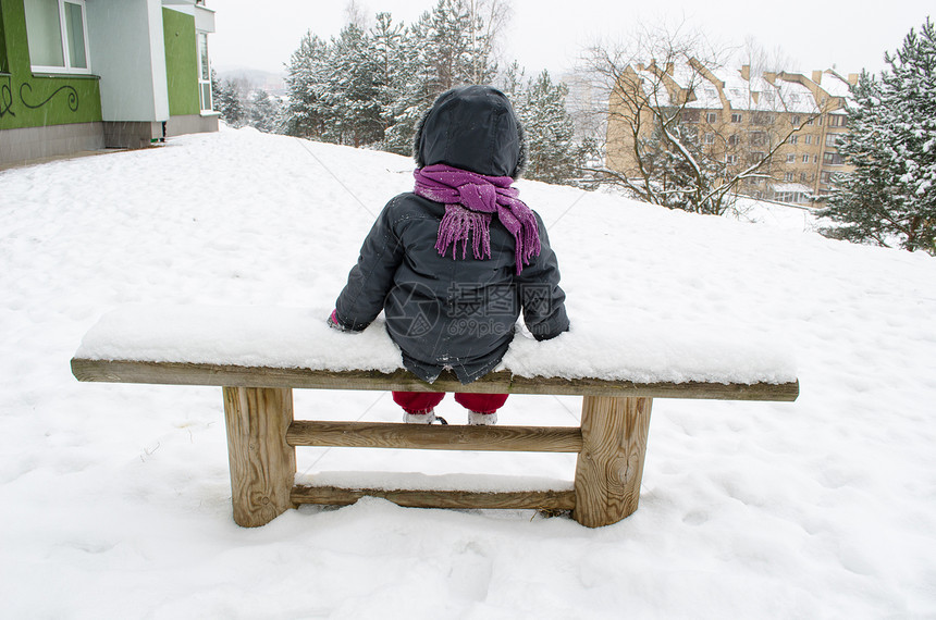 冬天坐在长凳上 穿着灰色儿童外套图片
