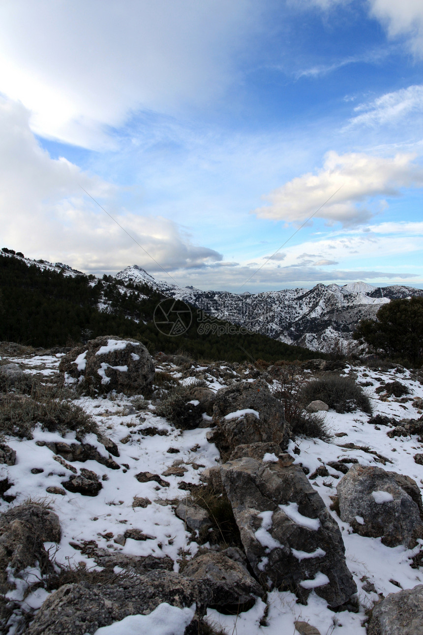 雪地景观丘陵风景农村公园树木岩石天空崎岖蓝色远足图片