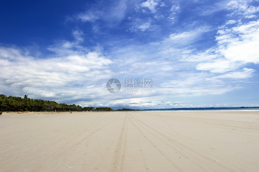 暴风雨后的热带沙滩绿色海洋风暴天气植物地平线海岸蓝色场景天空图片