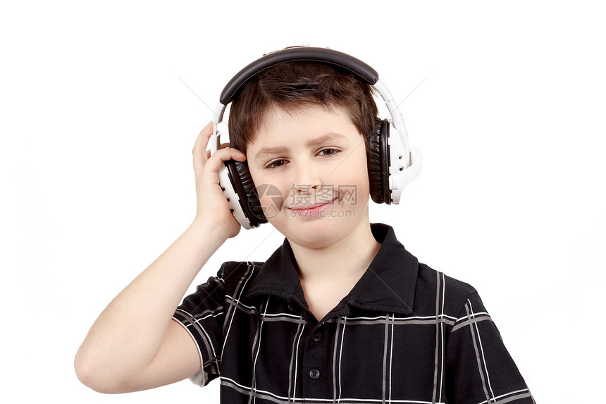 一个快乐笑笑的年轻男孩 听耳机音乐的肖像童年唱歌男生男性白色黑色技术青少年卡拉ok工作室图片