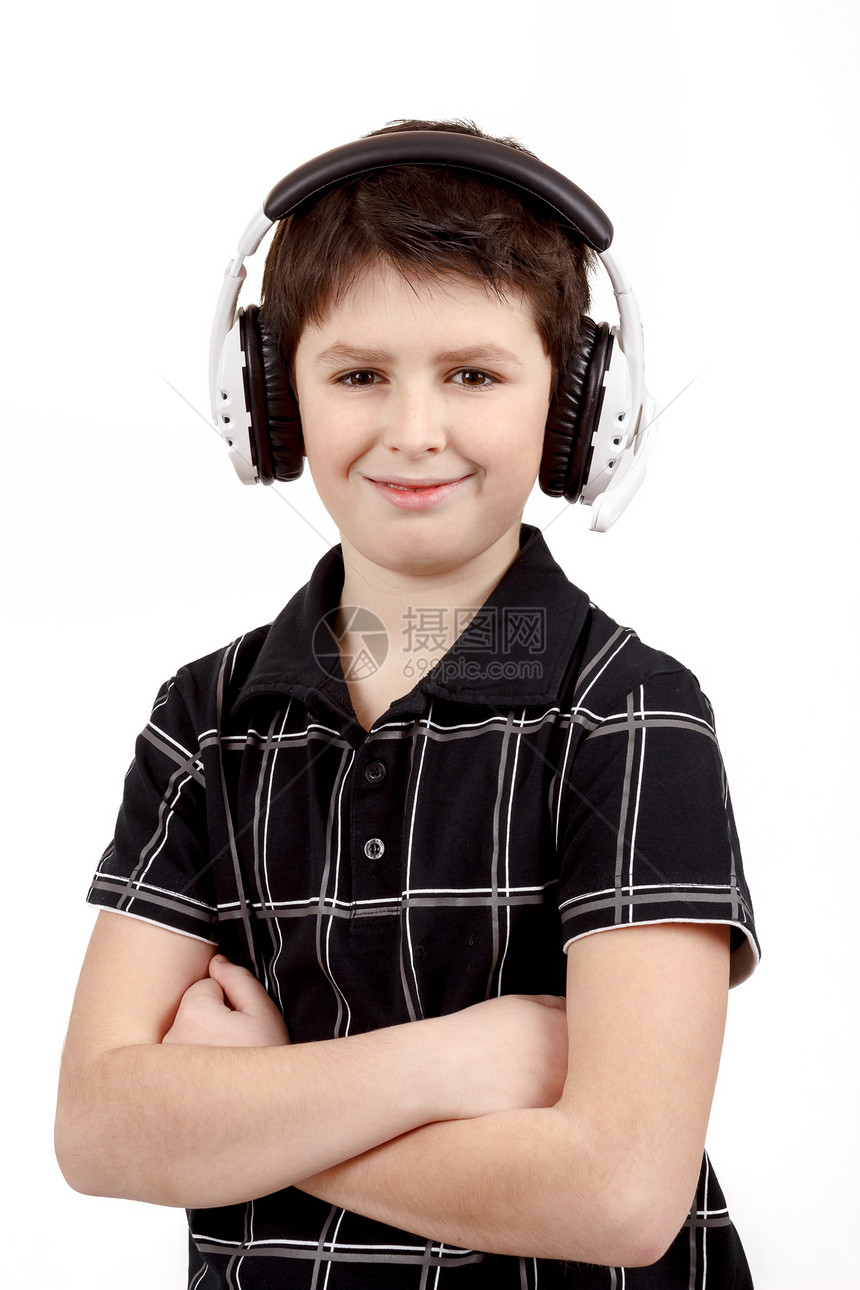 一个快乐笑笑的年轻男孩 听耳机音乐的肖像幸福唱歌男生技术工作室微笑孩子乐趣快乐黑色图片
