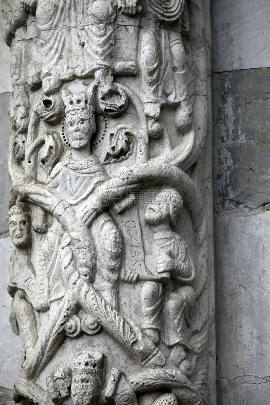 Lucca  来自圣马丁大教堂外墙的详情宽慰雕塑教会狮子建筑学浮雕艺术图片