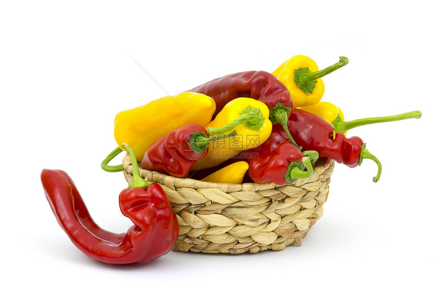 篮子中的红胡椒和黄辣椒水平健康季节蔬菜辣椒黄色食物营养饮食红色图片