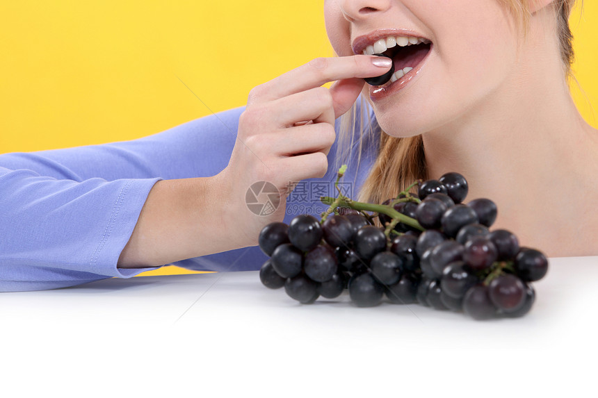 女人的口吃葡萄图片