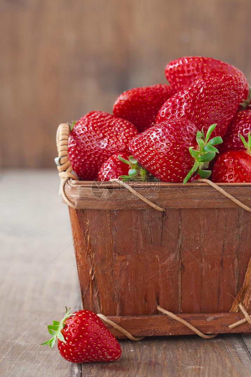 草莓焦点园艺木头水果农场静物早餐甜点红色市场图片