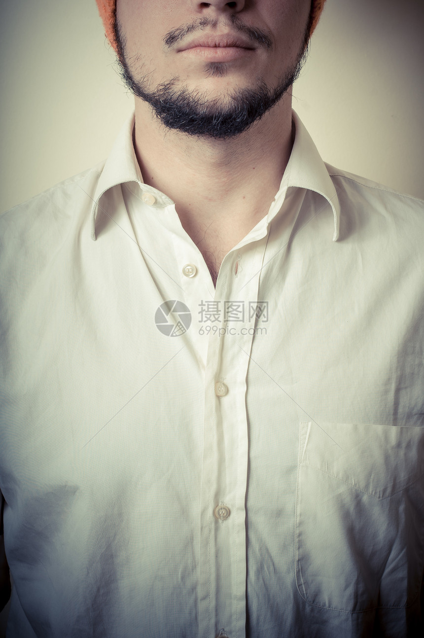 现代年轻时尚男子 戴橙色帽子胡须衬衫成人工作室发型男人白衬衫男性引擎盖图片