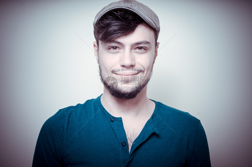 现代年轻时尚男子的帽子蓝衬衫男人工作室成人男性发型衬衫图片