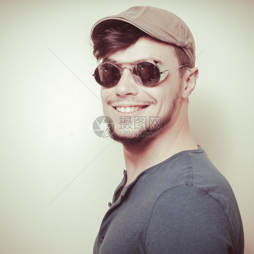 现代年轻时尚男子的帽子蓝衬衫男人色调衬衫发型工作室成人微笑男性太阳镜图片