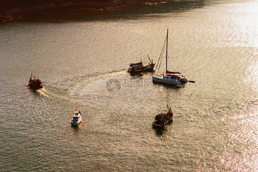 日落时在海上游艇航行血管海景帆船赛海滩巡航假期摄影场景风景图片