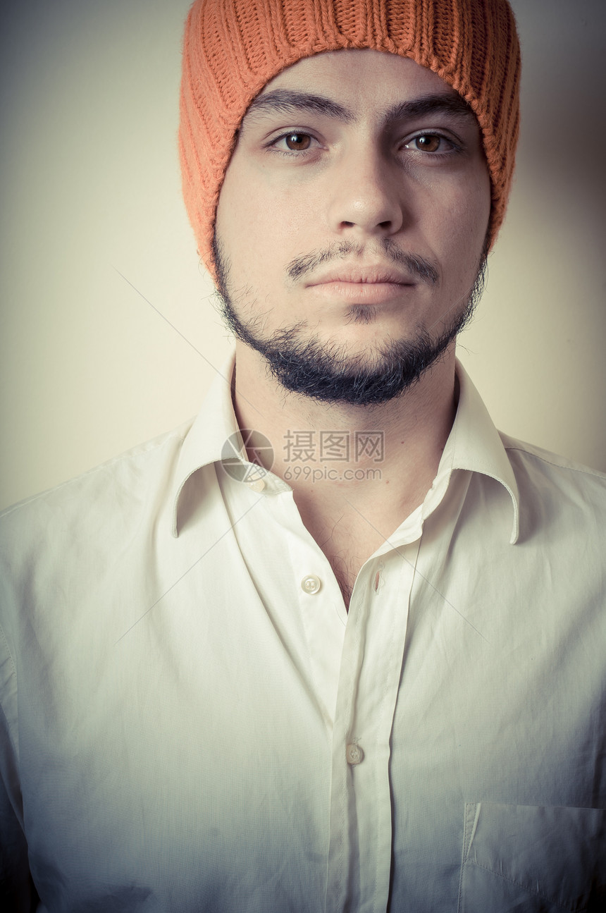 现代年轻时尚男子 戴橙色帽子工作室衬衫男性胡须成人白衬衫发型男人引擎盖图片